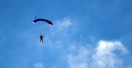 ZA DLAKU SE IZVUKLA! Preživjela pad sa visine od preko 4.000 metara, kada vidite kojom BRZINOM je išla ka zemlji, ŠOKIRAĆETE SE! ( VIDEO)