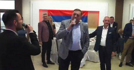 Nakon britanskih sankcija i sukoba sa Schmidtom, Dodik zapjevao: Ovo je čovjek neki što mi uze sve