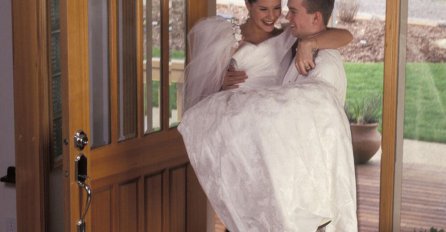 Znate li zašto mladoženja prenosi mladu preko praga: RAZLOG JE ZASTRAŠUJUĆI - nismo ni slutili