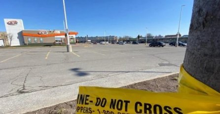 Pucano na vjernike ispred džamije u Torontu nakon jutarnje molitve