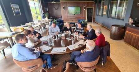 Dodik sa saradnicima iz RS-a o aktuelnim problemima razgovarao u kafani