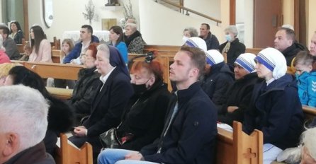 Stanivuković prvi gradonačelnik od rata na uskrsnoj misi, dočekan aplauzom