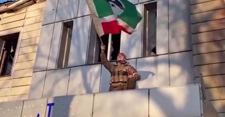 Čečenski borci slave u Mariupolju pred čeličanom Iljič