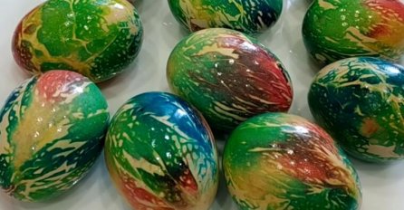 RUSKA TEHNIKA FARBANJA JAJA JE ODUŠEVILA SVE: Samo ovako ćete dobiti najljepše šare duginih boja (VIDEO)
