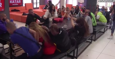 PREKINUT PROGRAM - OBEZBJEĐENJE MOMENTALNO ULETJELO: Preko stola skočila na nju, LETJELO POSUĐE