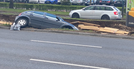 Citroen sletio sa puta na gradilište tramvajske pruge