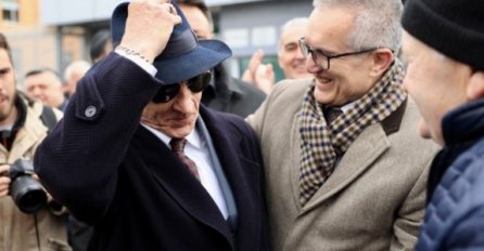 Doček za Vikića pred Sudom BiH: Građani pjevaju “Ponesi zastavu” (VIDEO)