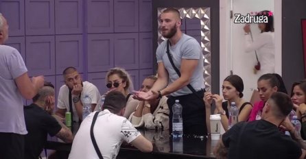 HAOS ZA CRNIM STOLOM - MENSUR SKOČIO NA DEJANA: Dragojević žestoko uzvratio  (VIDEO)