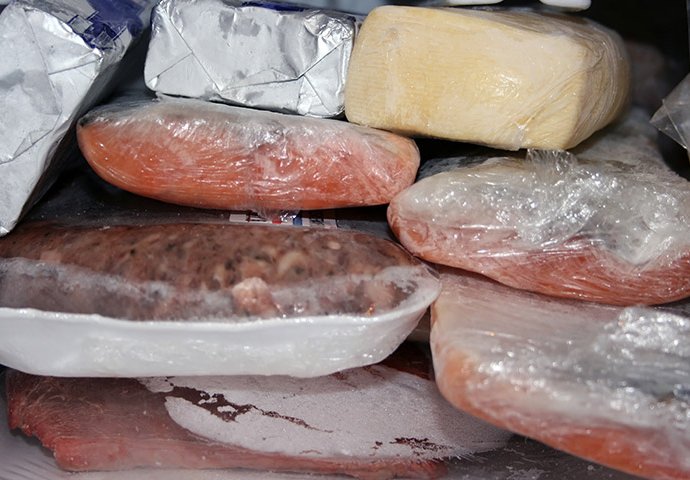 NIJE SVAKO MESO ISTO, A ČAK I U  ZAMRZIVAČU IMA SVOJ ROK TRAJANJA: Provjerite da li već sad imate nešto za bacanje