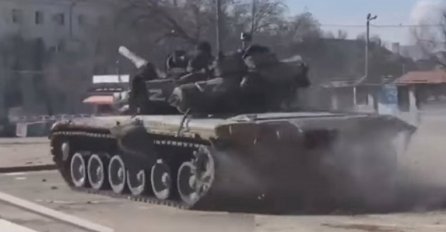 Rusi se hvale snimkom: Tenk drifta po razorenom Mariupolju