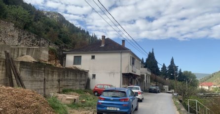 Prve fotografije kuće u Stocu na koju se obrušila stijena