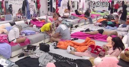 PRODUKCIJA NAGLO PROBUDILA ZADRUGARE - I NE SLUTE ŠTA SE SPREMA: Za nekoliko minuta... (VIDEO)