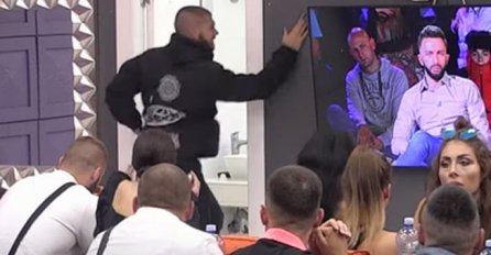 KRŠ I LOM U BIJELOJ KUĆI - DEJAN GAZI I LUPA SVE PRED SOBOM: Odmah izveden iz Bijele kuće