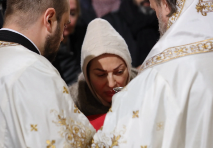 CECA RAŽNATOVIĆ U HRAMU SVETOG SAVE : I ove godine pjevačica je ispoštovala tradiciju ( FOTO)
