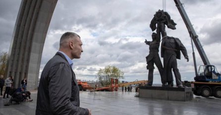 Kijev uklanja spomenik prijateljstva ukrajinskog i ruskog naroda