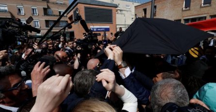 Macrona gađali paradajzom (VIDEO)