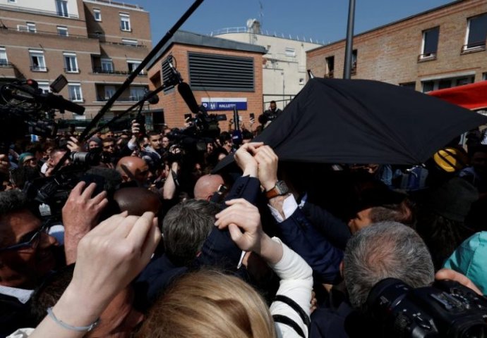 Macrona gađali paradajzom (VIDEO)