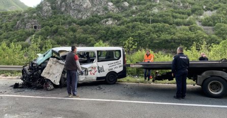 Detalji nesreće: Kombi prešao u traku cisterne, vozač još u jezeru