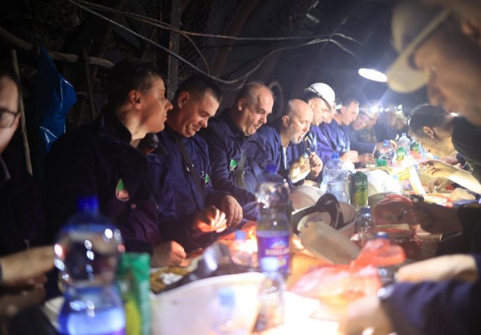 Novalić sa rudarima iftario 300 m pod zemljom: “Jedno od najljepših iskustava”