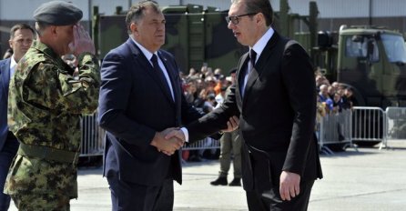 Demonstriranje sile u Batajnici: Dodik i Vučić na prikazu vojne snage Srbije