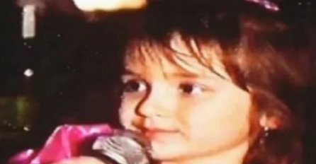 NA OVOJ FOTOGRAFIJI JE IMALA SAMO 4 GODINE: Danas je jedna od najzgodnijih pjevačica, a oduvijek je znala čime će se baviti, da li je prepoznajete?