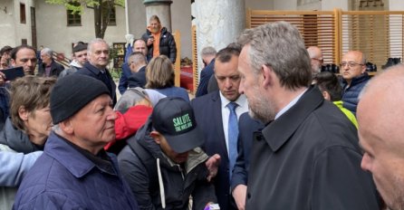 Bakir Izetbegović dijelio bajramluk ispred Begove džamije u Sarajevu