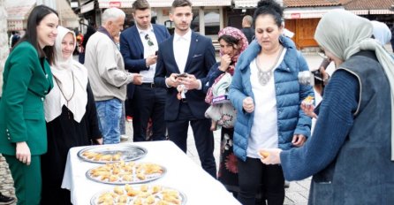 Gradonačelnica Sarajeva dijelila baklave na Baščaršiji