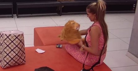 DALILA SJELA PORED POKLONA KOJEG JE BABO HUSO POSLAO DEJANU: Evo šta je rekla