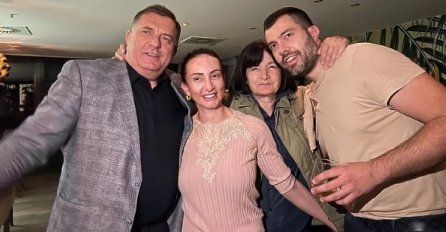 Milorad Dodik dobio sedmo unuče pa proslavio uz harmonikaša