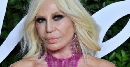 DONATELLA VERSACE JE UNAKAZILA LICE PLASTIČNIM OPERACIJAMA, BOTOKS PRELIVA: A nekad je bila prirodna ljepotica, stat će vam oči
