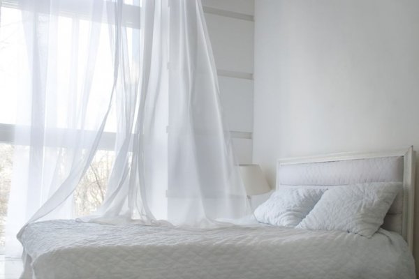zavese-soba-spavaca-soba-krevet-posteljina-830x0