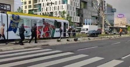 NESREĆA U SARAJEVU Automobilom se zabio u tramvajsku stanicu, ovo su prve informacije (FOTO)