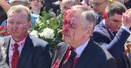 Ruski ambasador poliven crvenom bojom tokom polaganja cvijeća u Varšavi