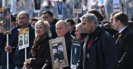 Vladimir Putin učestvovao u šetnji "Besmrtni puk" na Dan pobjede, u ruci držao portret svoga oca