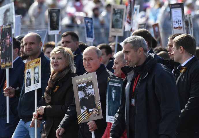 Vladimir Putin učestvovao u šetnji "Besmrtni puk" na Dan pobjede, u ruci držao portret svoga oca