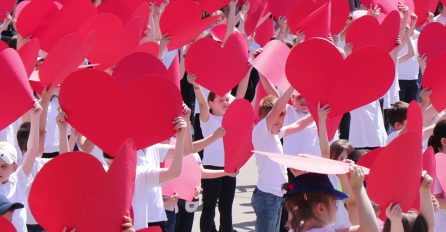 Poruka mira iz Tuzle: Učenici podigli 600 srca i pjevali “Samo da rata ne bude”