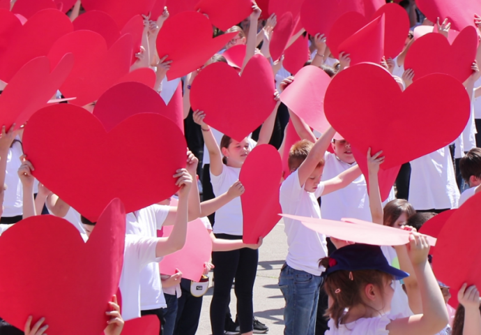 Poruka mira iz Tuzle: Učenici podigli 600 srca i pjevali “Samo da rata ne bude”