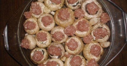 OVAKO SE PRAVE GLJIVE PUNJENE FAŠIRANIM MESOM: Kuhari dodaju 1 namirnicu na kraju, UKUSNIJE OD PUNJENIH PAPRIKA (RECEPT)