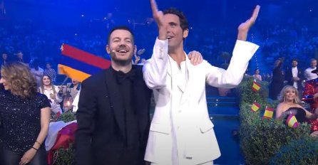 "BITI ZDRAVA", POGLEDAJTE KAKO VODITELJ PJEVA KONSTRAKTINU PJESMU: Usijala se dvorana u Torinu (VIDEO)