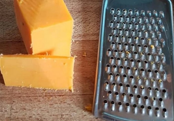 POTREBNA VAM JE  STARA ČETKICA ZA ZUBE I 2 NAMIRNICE IZ ŠPAJZA: Nakon masnog sira i ljepljive hrane, očistite rende bez muka