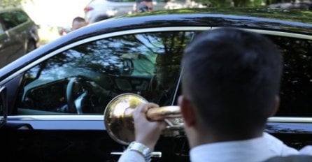 SAŠA POPOVIĆ I SUZANA NA SVADBU STIGLI U BIJESNOM AUTOMOBILU: Evo kako su se obukli, trubači odmah zasvirali ovu pjesmu (FOTO)