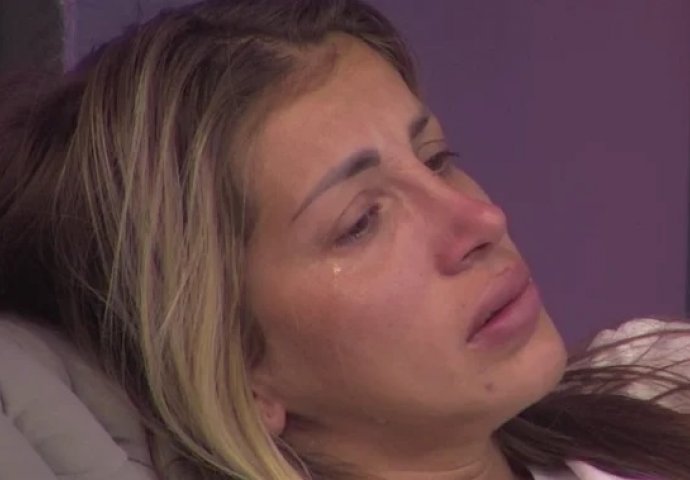 DALILA GRCA U SUZAMA - EVO ŠTA JE CAR NOĆAS URADIO: Lije suze, ne može da se smiri (VIDEO)