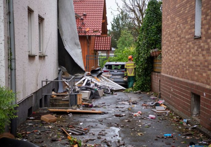 Njemačkom tutnjalo nevrijeme: Tornado nosio krovove, čupao drveće, ima povrijeđenih