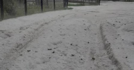 POGLEDAJTE POSLJEDICE NEZAPAMĆENOG NEVREMENA U BUSOVAČI: Grad nanio štetu usjevima, rijeka tekla ulicama