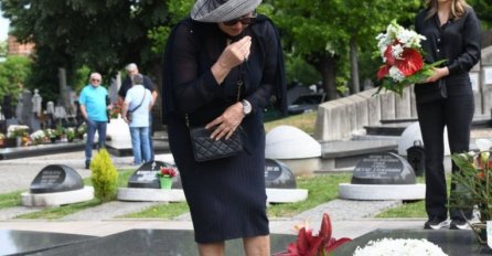 ANA BEKUTA SE OGLASILA POTRESNOM PORUKOM NAKON MRKINOG POMENA: Riječi koje mu je uputila kidaju dušu!