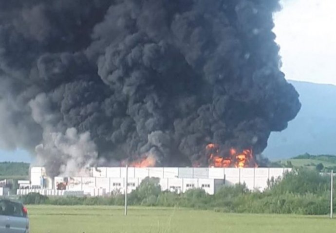 Ogroman požar zahvatio fabriku u Bihaću, vatrogasci i policija na terenu