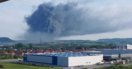SCENE KOJE PARAJU DUŠU Radnik požarom zahvaćene fabrike u Bihaću: "Pola života mi je ovdje i nestaje u plamenu"