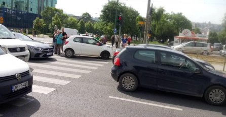 NEVJEROVATNA SITUACIJA U SARAJEVU Dva sudara na Socijalnom u isto vrijeme