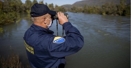U BiH 11 uhićenih zbog krijumčarenja migranata u Hrvatsku. Među njima i policajac