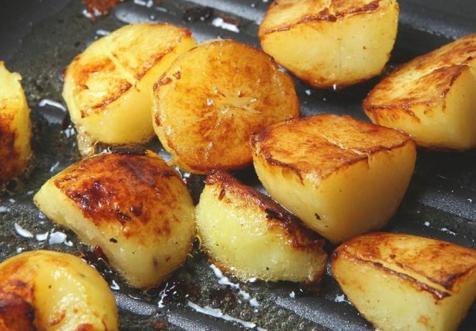 Kuhar otkriva kako da napravite hrskave krompiriće kao iz restorana: Treba vam samo 7 MINUTA i 1 TAJNI SASTOJAK  (VIDEO)